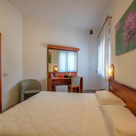 Everest Hotel
