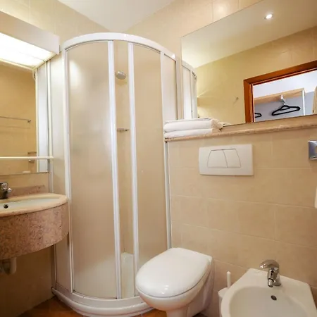 Everest Hotel 3*
