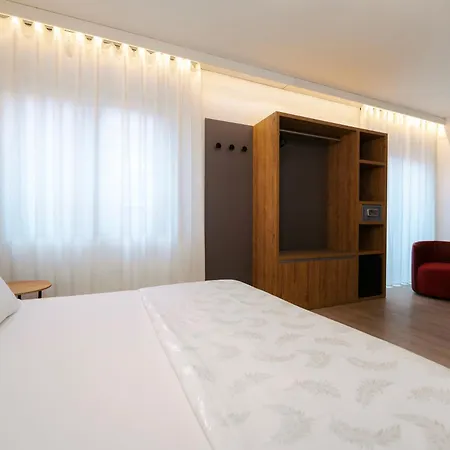 Everest Hotel