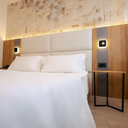 Everest Hotel 3*
