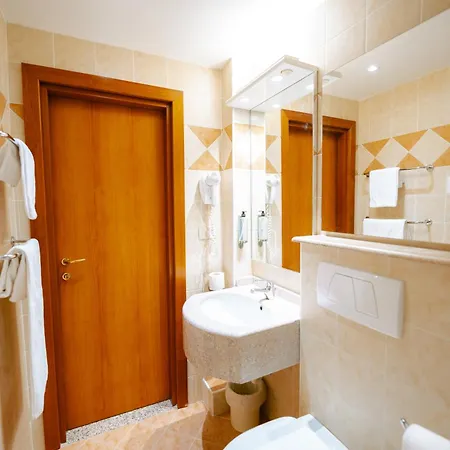 Everest Hotel 3*