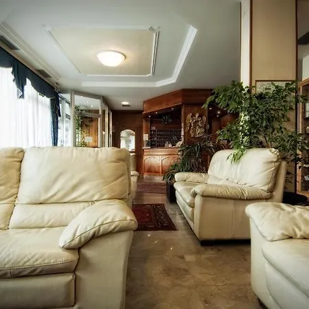 Everest Hotel