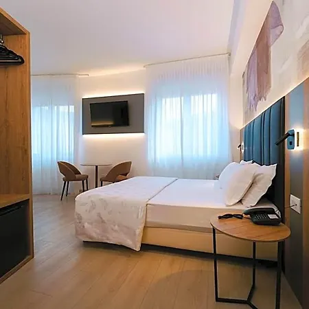 Everest Hotel