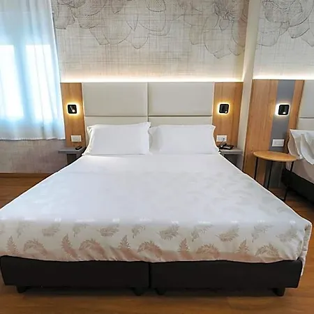 Everest Hotel 3*