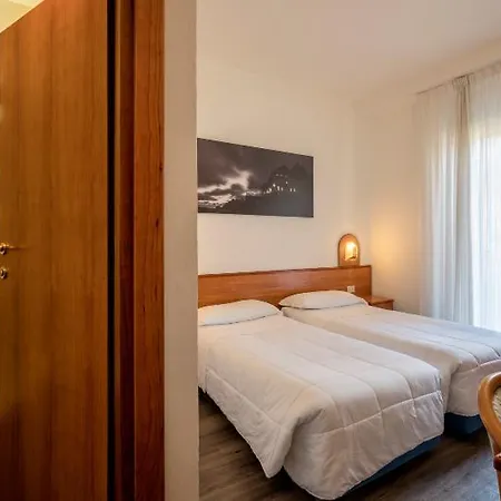 エベレスト ホテル 3*